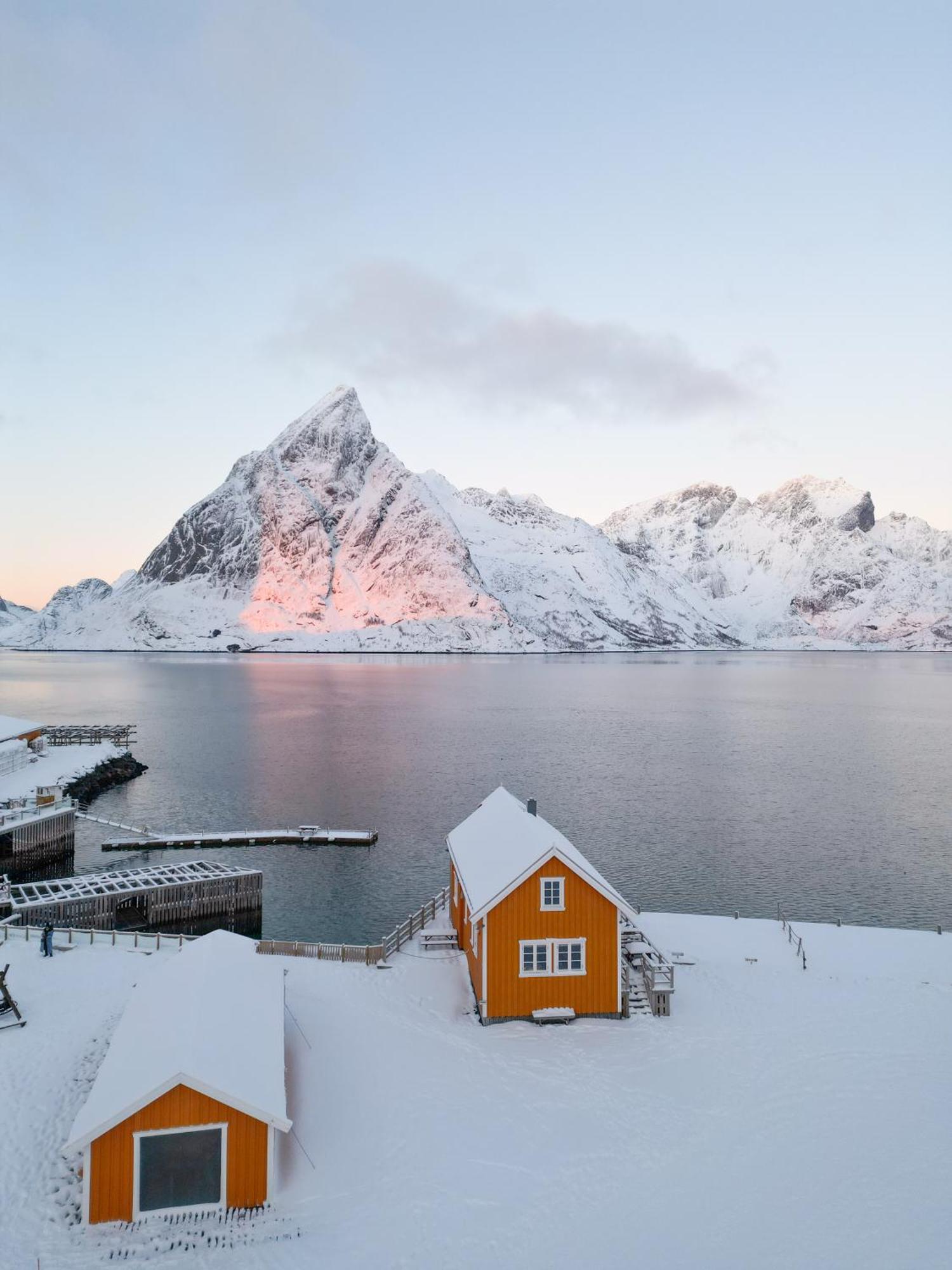 The Famous Yellow House Reine Exterior foto