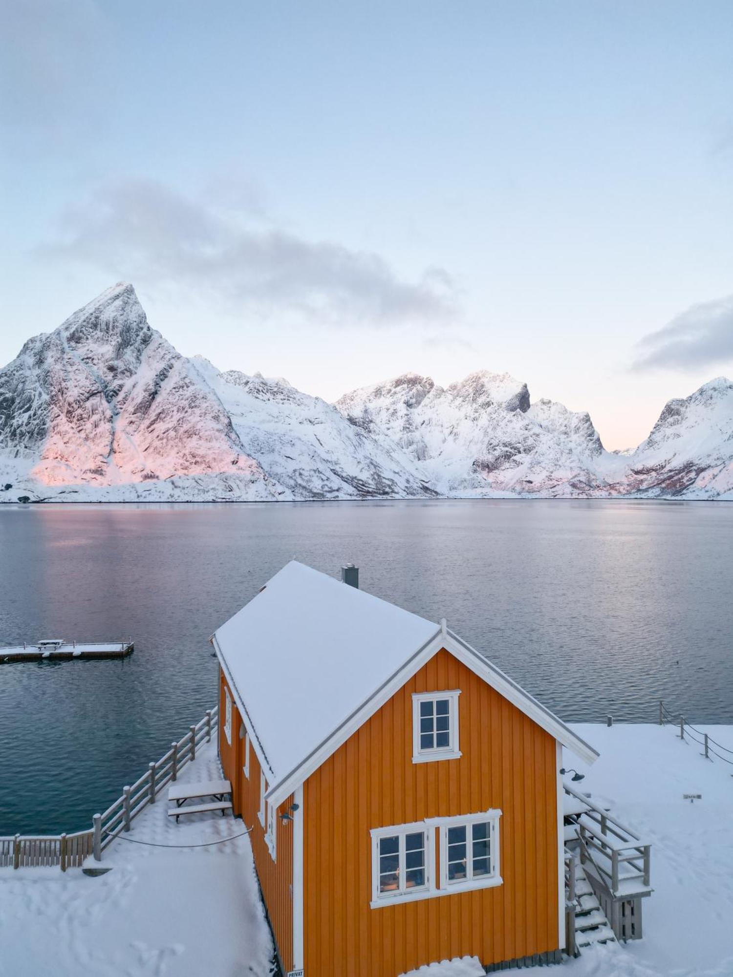 The Famous Yellow House Reine Exterior foto